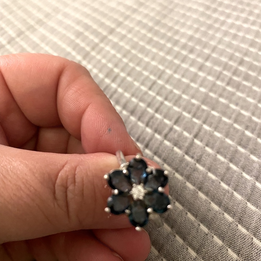 Simply Vera Vera wang flower ring